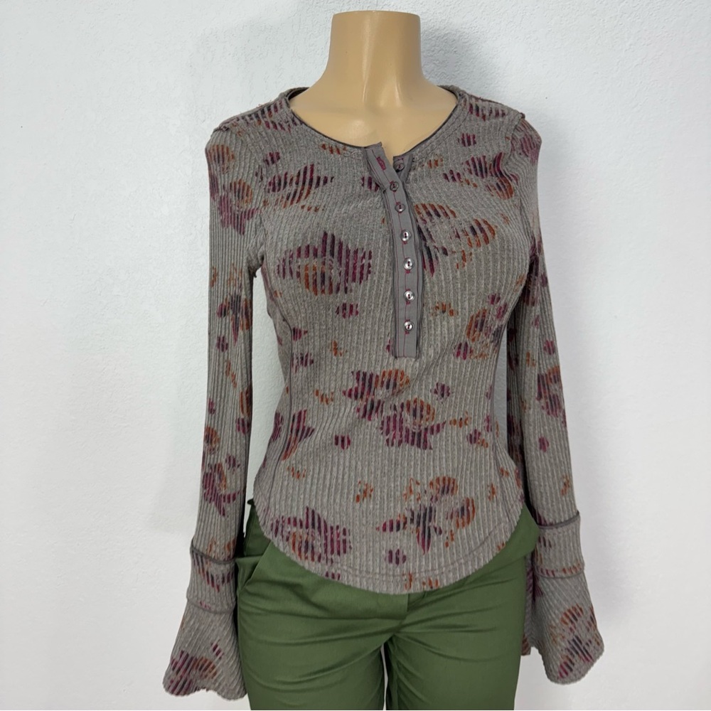 Free People Gray Ribbed distress bell sleeve T ribbed Blouse size Small s